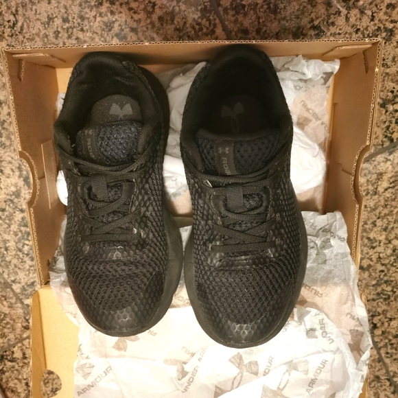 Under Armour kids shoes - Picture 1 of 6